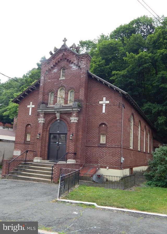 view of front of property