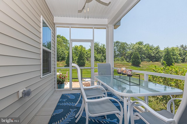 sunroom / solarium with ceiling fan