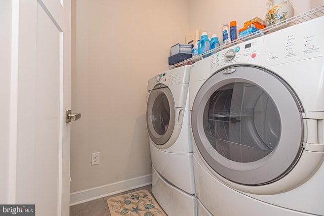 washroom featuring tile patterned floors and independent washer and dryer