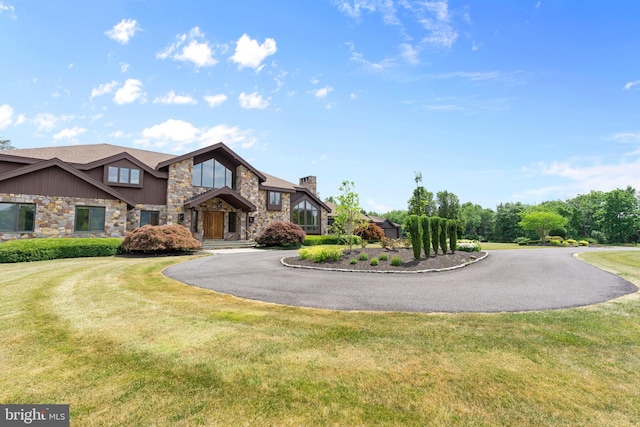 view of front of house featuring a front yard