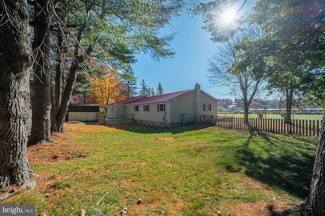 view of yard with a storage unit