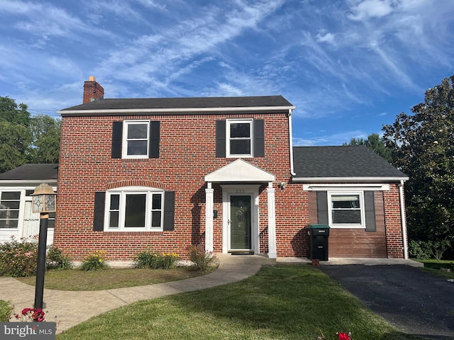 view of front of house featuring a front lawn