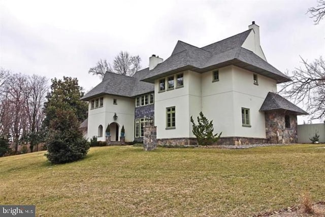 view of front of property with a front lawn