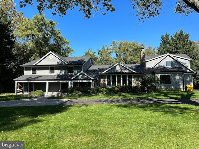 view of front of property with a front lawn