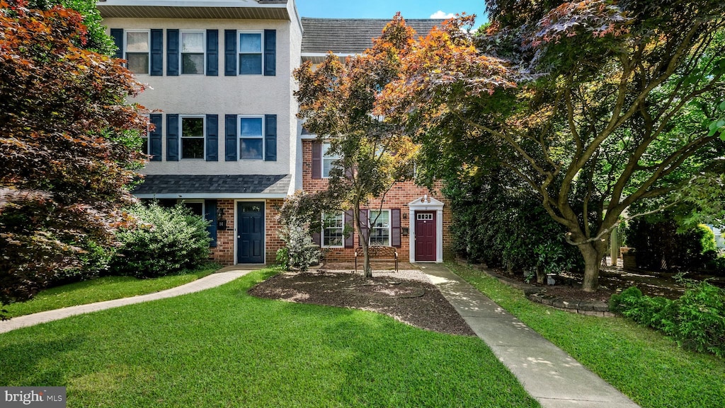 view of front of house with a front yard