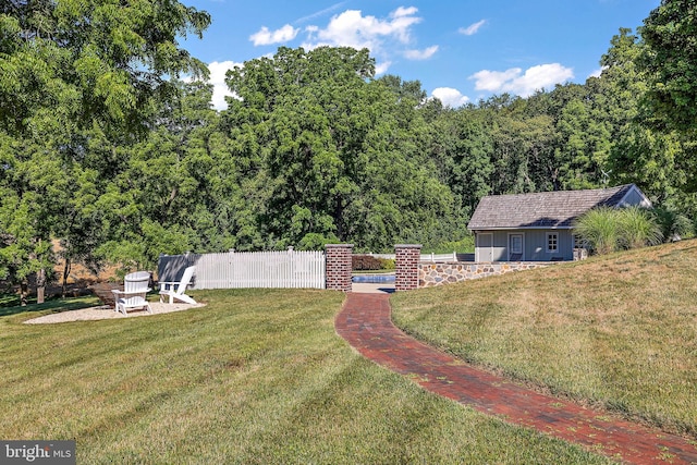 view of yard featuring an outdoor structure