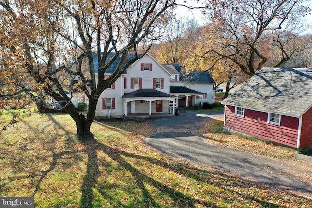 view of front of house featuring a porch and a front lawn