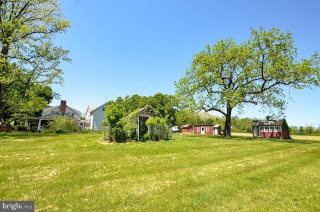 view of yard with an outbuilding