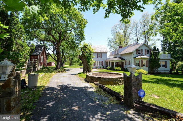 view of front of property with a front yard