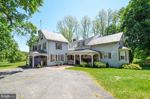 view of front of property featuring a front yard and a porch