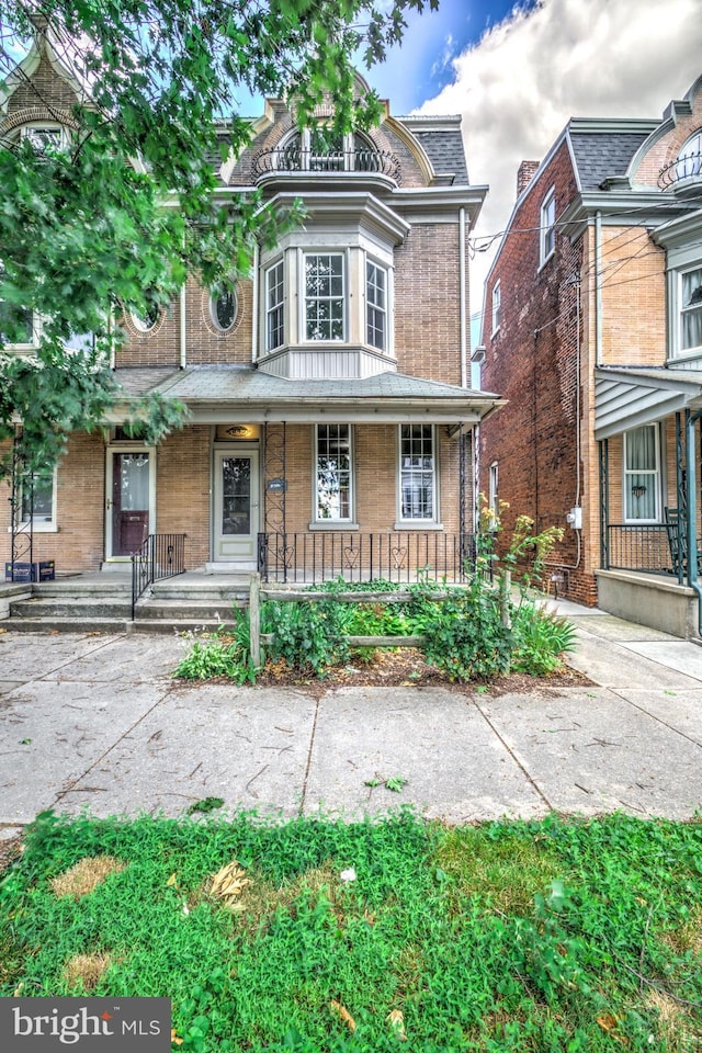 view of front of property featuring covered porch