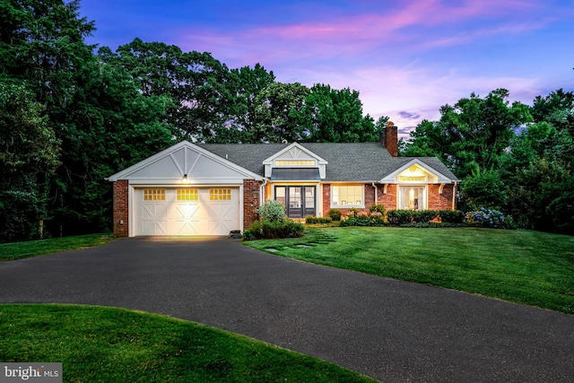 view of front facade featuring a garage and a yard