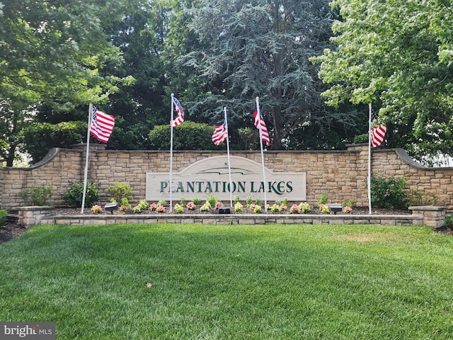 community / neighborhood sign featuring a yard