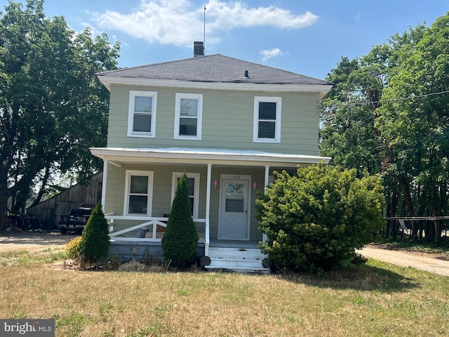 view of front of house with a front lawn