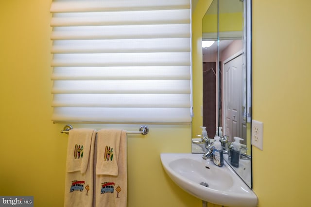 bathroom featuring sink