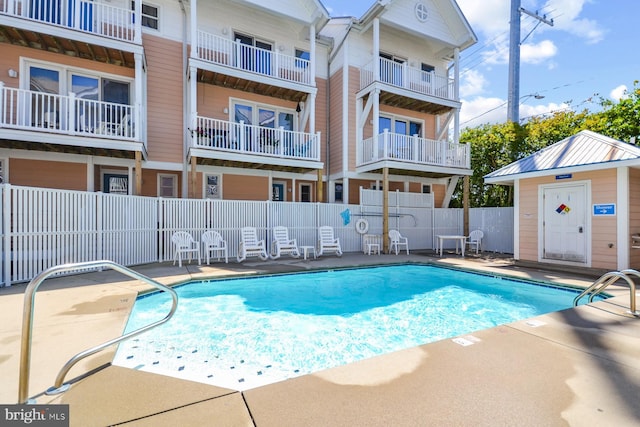 view of swimming pool