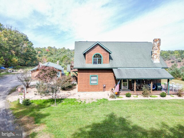 view of front of home featuring a front lawn and covered porch