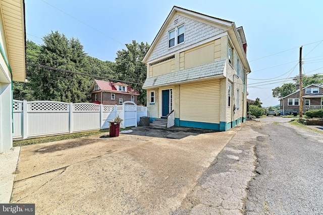 view of front facade featuring entry steps and fence