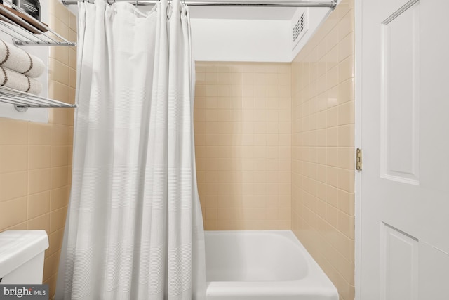 bathroom with shower / bath combo with shower curtain