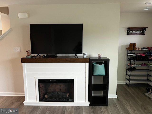 details with wood-type flooring