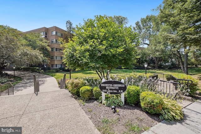 view of home's community featuring a lawn