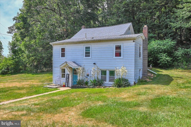 colonial house featuring a front lawn