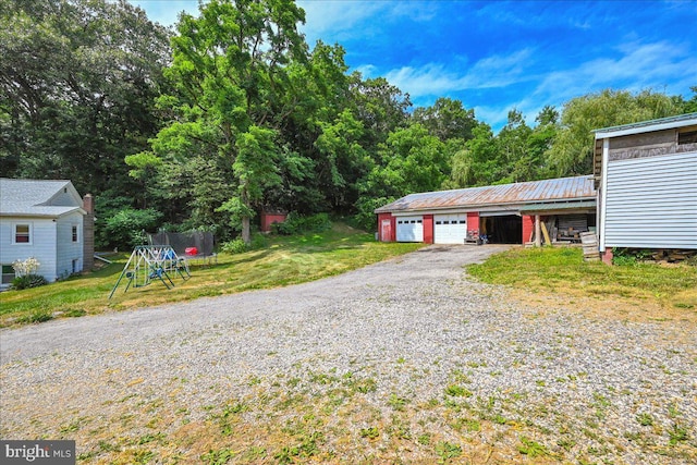 view of front of home featuring an outbuilding and a front yard