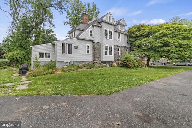 view of front facade with a front yard