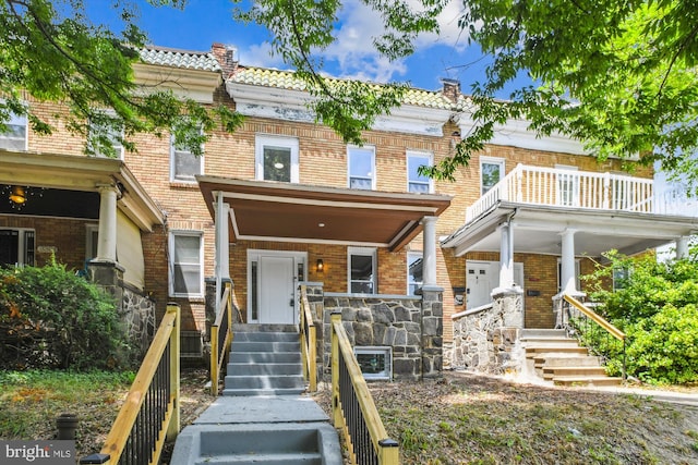 view of front of property featuring covered porch