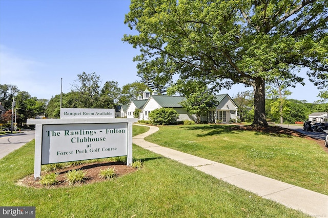 view of property's community featuring a yard