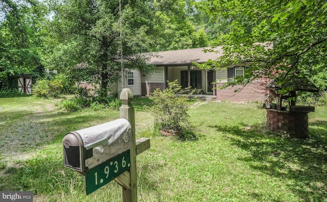 view of front of property featuring a front yard