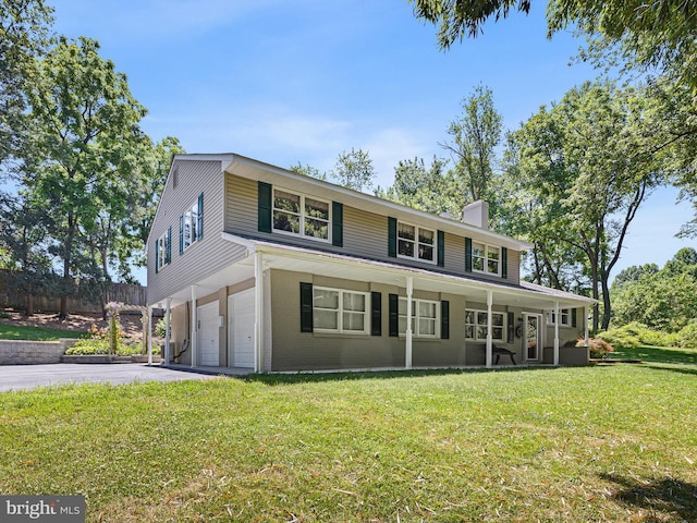 view of front of property featuring a front yard and a garage