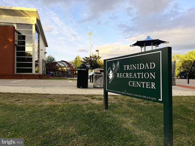 community sign with a yard