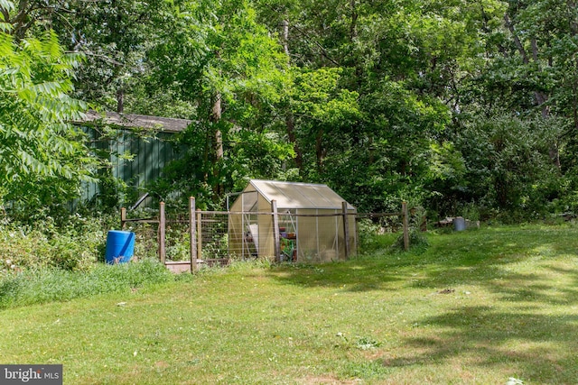 view of yard with an outbuilding