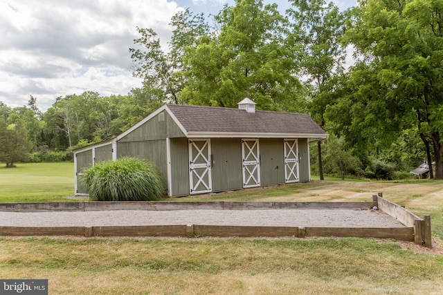 view of outdoor structure with a yard