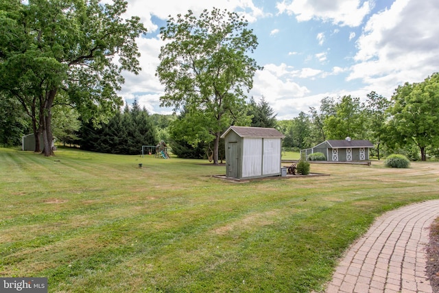 view of yard featuring a storage shed