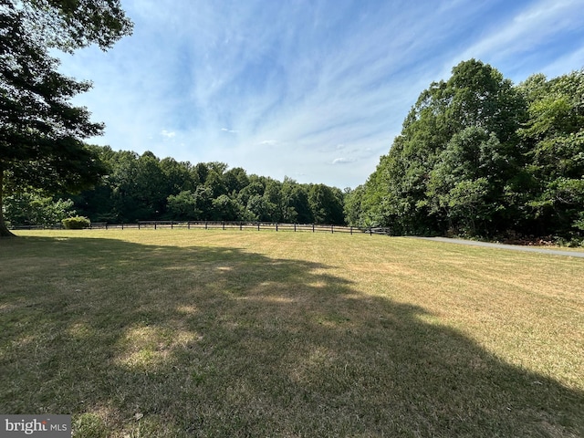 view of yard featuring a rural view