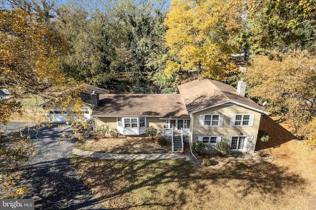 view of front of home featuring a front yard