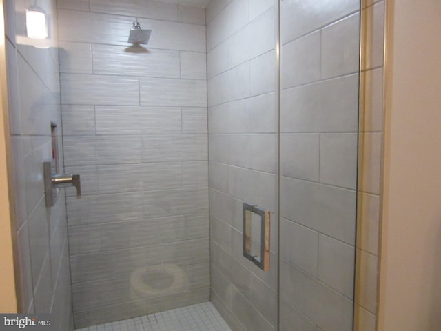 bathroom featuring a tile shower