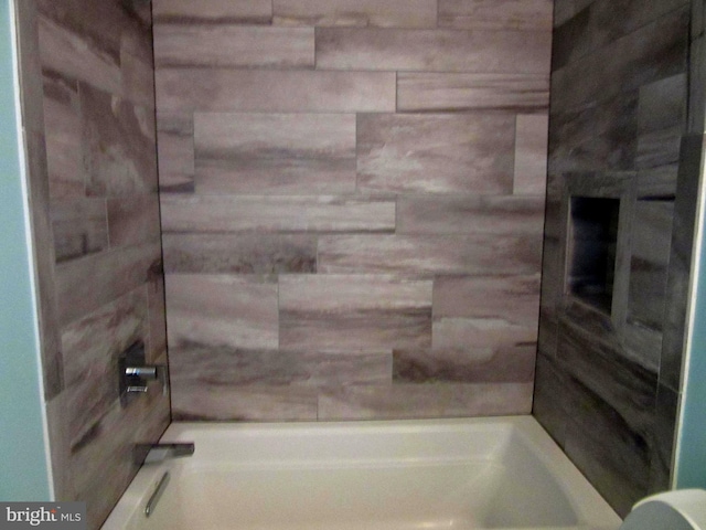 bathroom featuring tiled shower / bath