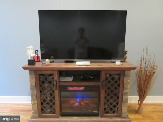 details featuring hardwood / wood-style flooring