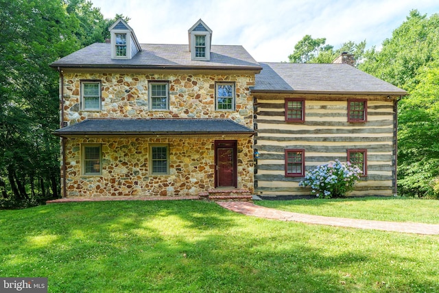 view of front of home with a front lawn