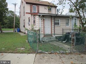 view of front of home with a front yard