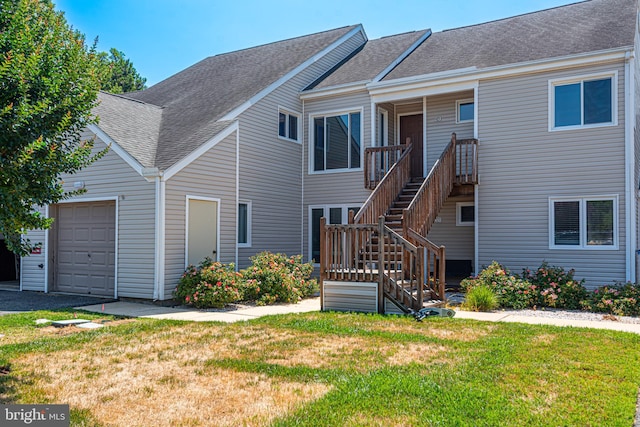 view of front of house featuring a front lawn