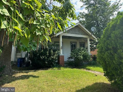 view of front of home with a front lawn