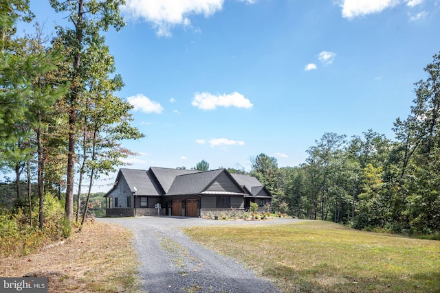 view of front of property featuring a front yard