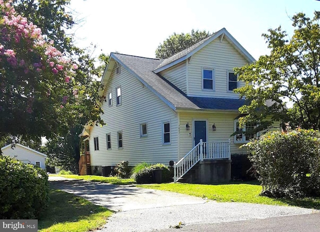 view of front facade featuring a front lawn