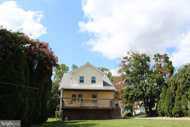 view of front of property featuring a front lawn