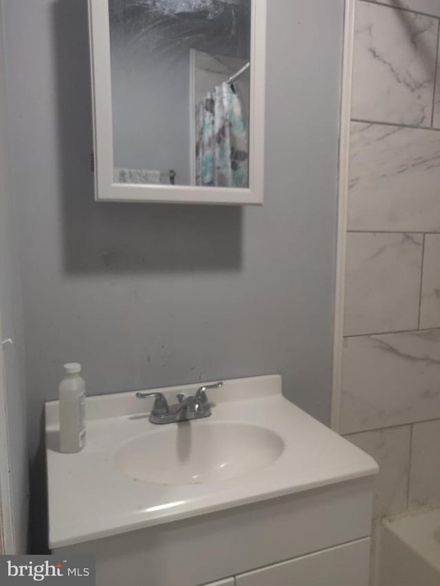 bathroom with vanity and shower / bath combo