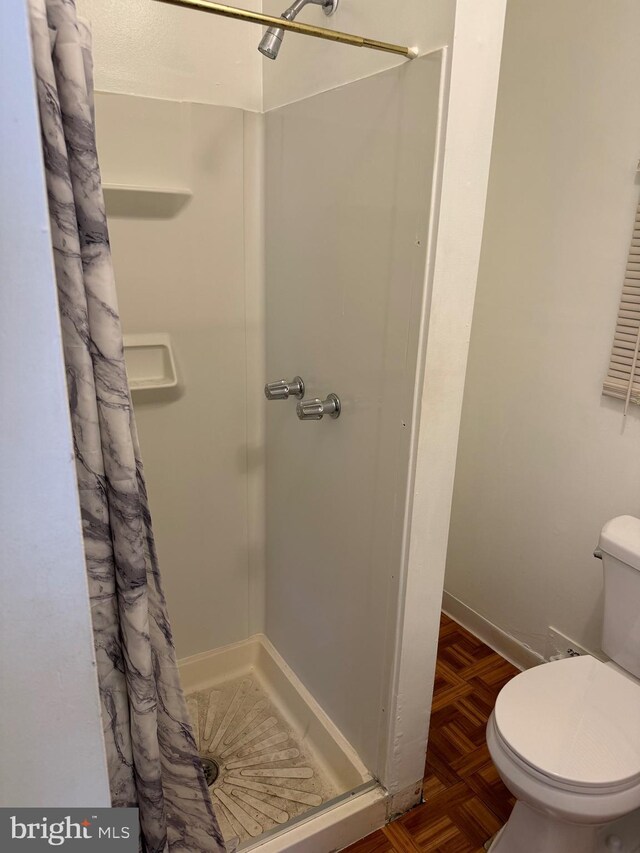 1717 W 4th St, Wilmington, DE 19805 - full bathroom featuring a stall shower, toilet, and baseboards